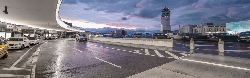 Aussicht auf die Busstationen beim Flughafen Wien.