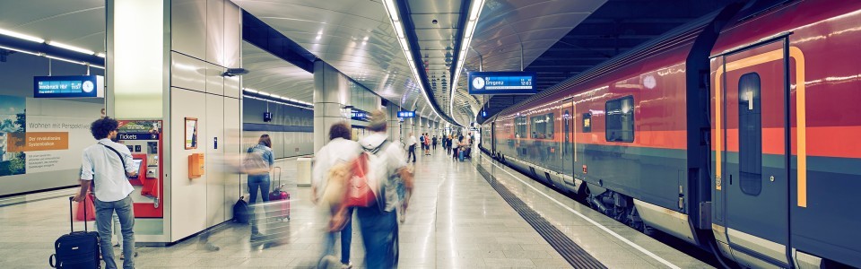 Zug beim Flughafen Wien.