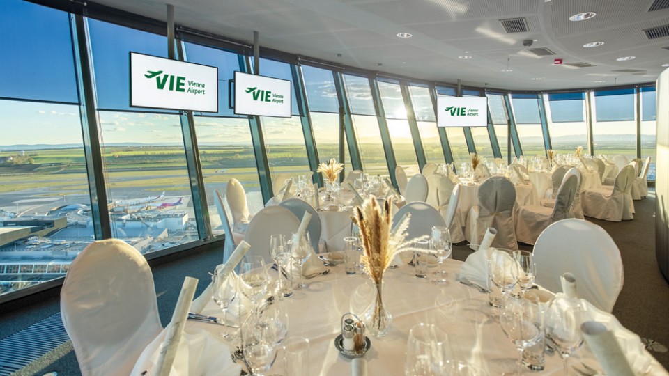Elegantes Dinner im Level²² mit beeindruckendem Ausblick über den Flughafen Wien.